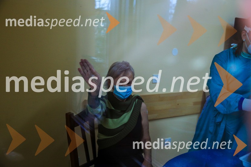  Sonja Pahor, prva med cepljenimi proti Covid 19 v Domu Danice Vogrinec, MariborV Sloveniji pričetek cepljenja proti novemu korona virusu Covid19