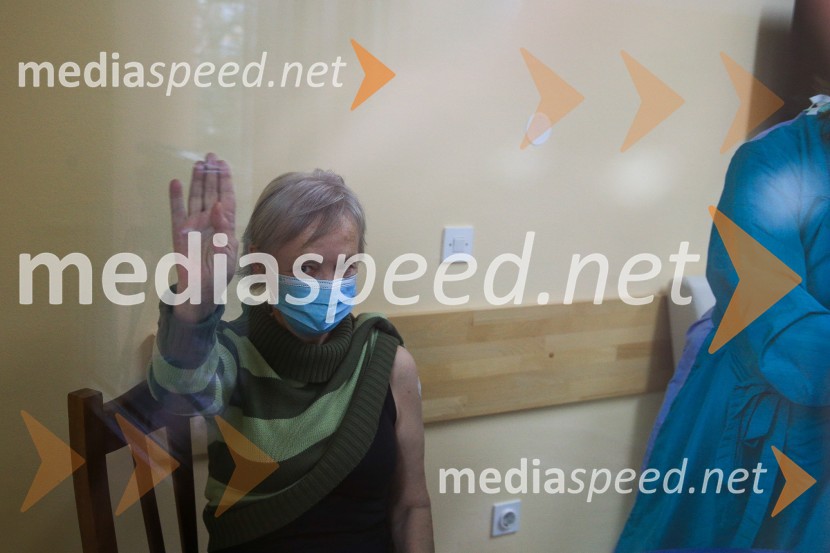  Sonja Pahor, prva med cepljenimi proti Covid 19 v Domu Danice Vogrinec, MariborV Sloveniji pričetek cepljenja proti novemu korona virusu Covid19