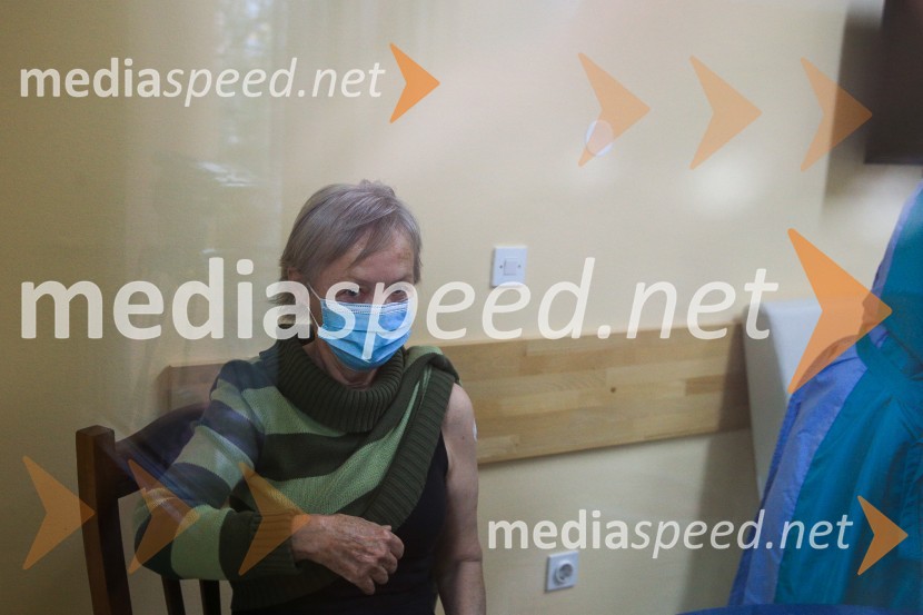  Sonja Pahor, prva med cepljenimi proti Covid 19 v Domu Danice Vogrinec, MariborV Sloveniji pričetek cepljenja proti novemu korona virusu Covid19