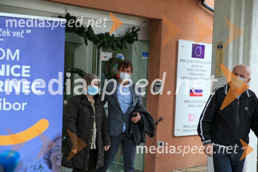  Ana Marija Brglez, prva med cepljenimi proti Covid 19 v Domu Danice Vogrinec; mag. Marko Slavič, direktor Doma Danice Vogrinec;  Peter Brglez, skrbnik potomke Stare trte pred Domom Danice Vogrinec in en prvih cepljenih proti Covid 19V Sloveniji pričetek cepljenja proti novemu korona virusu Covid19