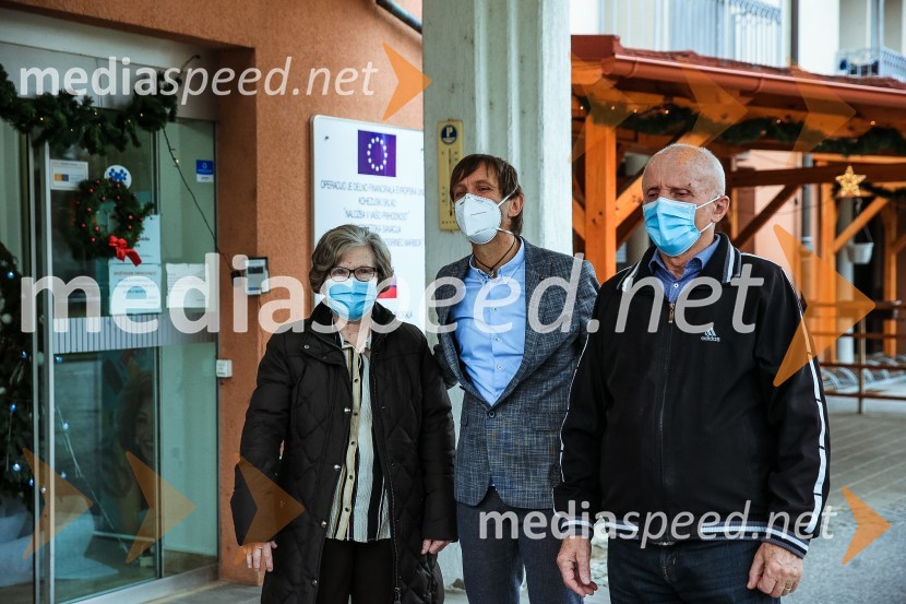  Ana Marija Brglez, prva med cepljenimi proti Covid 19 v Domu Danice Vogrinec; mag. Marko Slavič, direktor Doma Danice Vogrinec;  Peter Brglez, skrbnik potomke Stare trte pred Domom Danice Vogrinec in en prvih cepljenih proti Covid 19V Sloveniji pričetek cepljenja proti novemu korona virusu Covid19