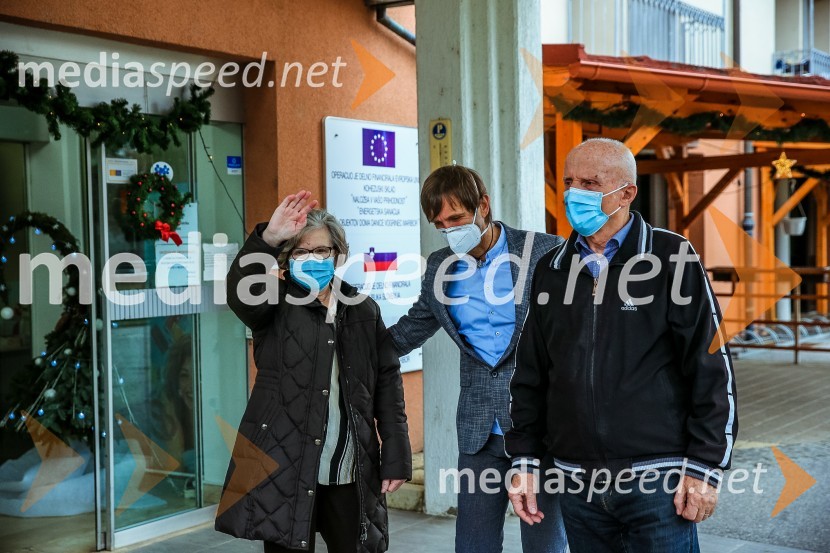  Ana Marija Brglez, prva med cepljenimi proti Covid 19 v Domu Danice Vogrinec; mag. Marko Slavič, direktor Doma Danice Vogrinec;  Peter Brglez, skrbnik potomke Stare trte pred Domom Danice Vogrinec in en prvih cepljenih proti Covid 19V Sloveniji pričetek cepljenja proti novemu korona virusu Covid19