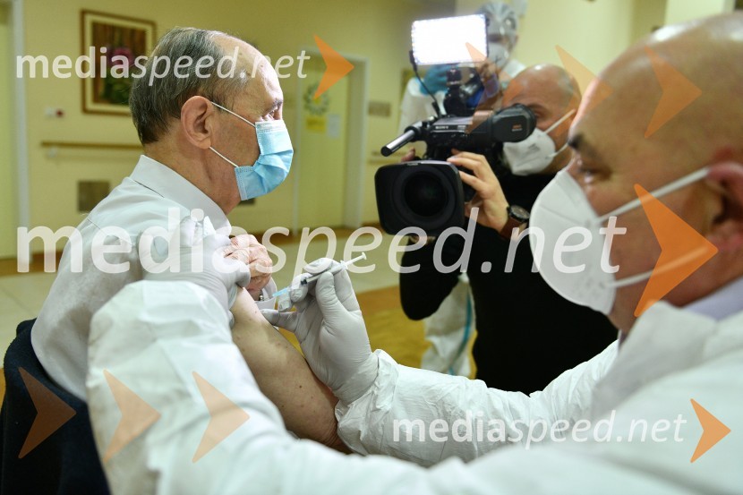 msgr. dr. Franc Kramberger, upokojeni mariborski nadškof; dr.med. Jožef Kramberger, direktor, ZD LenartV Sloveniji pričetek cepljenja proti novemu korona virusu Covid19