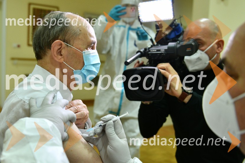 msgr. dr. Franc Kramberger, upokojeni mariborski nadškof; dr.med. Jožef Kramberger, direktor, ZD LenartV Sloveniji pričetek cepljenja proti novemu korona virusu Covid19