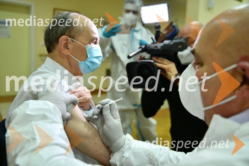 msgr. dr. Franc Kramberger, upokojeni mariborski nadškof; dr.med. Jožef Kramberger, direktor, ZD LenartV Sloveniji pričetek cepljenja proti novemu korona virusu Covid19