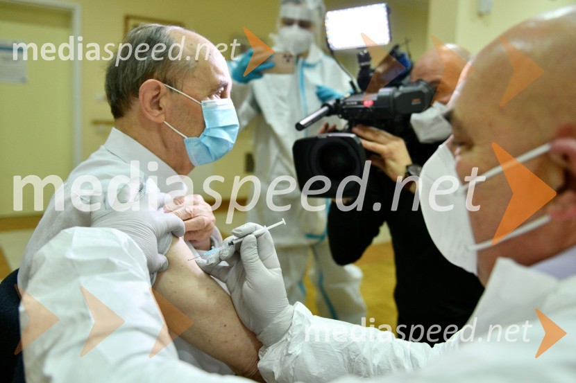 msgr. dr. Franc Kramberger, upokojeni mariborski nadškof; dr.med. Jožef Kramberger, direktor, ZD LenartV Sloveniji pričetek cepljenja proti novemu korona virusu Covid19
