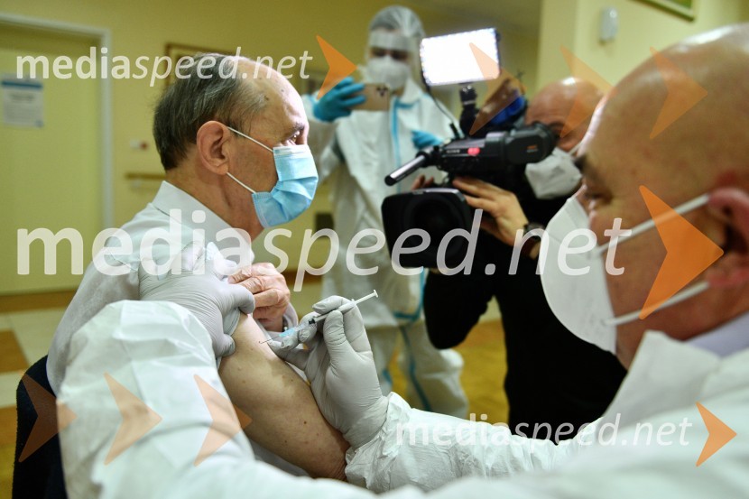 msgr. dr. Franc Kramberger, upokojeni mariborski nadškof; dr.med. Jožef Kramberger, direktor, ZD LenartV Sloveniji pričetek cepljenja proti novemu korona virusu Covid19