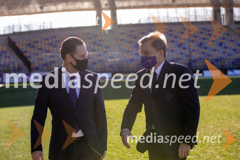  John Denhof, predsednik uprave NKBM;  Bojan Ban, direktor NK MariborNova KBM in NK Maribor podpisala štiri letno sponzorsko pogodbo