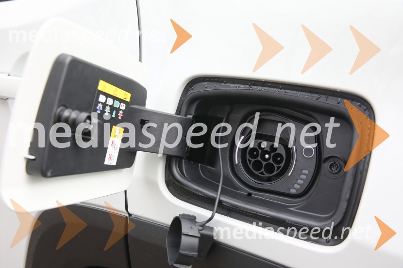 Compass & Renegade 4xe - prva priključna hibrida znamke Jeep, slovenska predstavitev