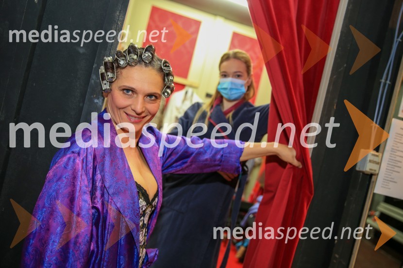  Mirjana Šajinović, igralka;  Julija Klavžar, igralkaNa pripravah za spletno premiero Romea in Julije