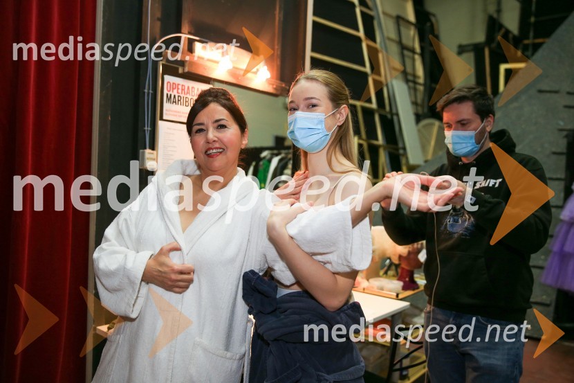  Ksenija Mišič, igralka;  Julija Klavžar, igralka;  ... Na pripravah za spletno premiero Romea in Julije