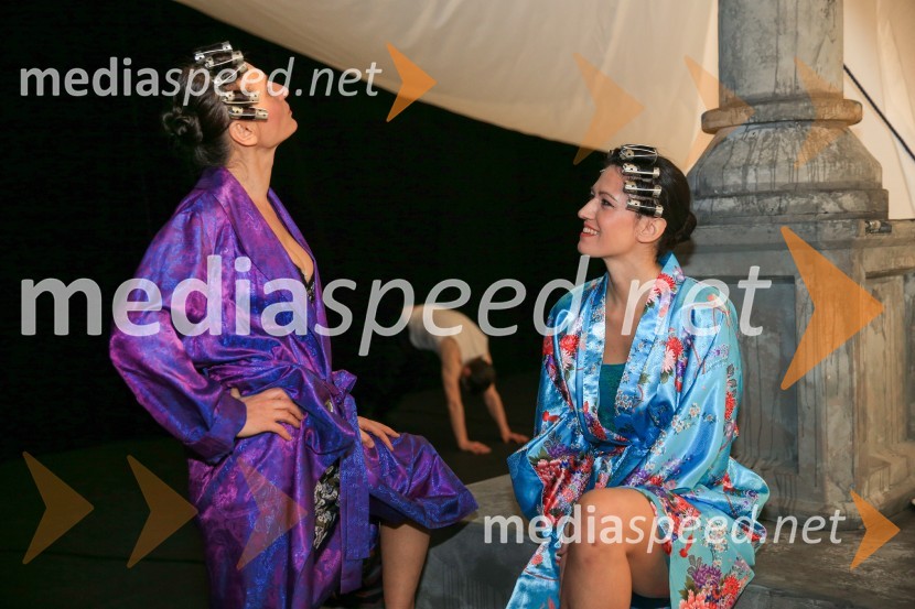  Mojca Simonič, igralka;  Eva Kraš, igralkaNa pripravah za spletno premiero Romea in Julije