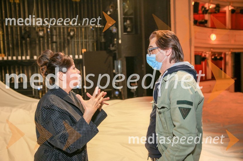  Ksenija Mišič, igralka;  Aleksandar  Popovski, režiser, umetniški direktor Drame SNG MariborNa pripravah za spletno premiero Romea in Julije