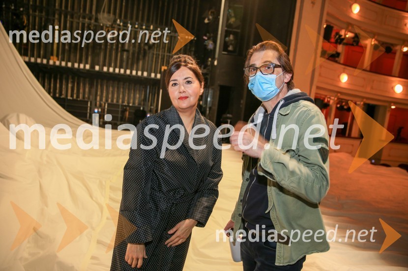  Ksenija Mišič, igralka;  Aleksandar  Popovski, režiser, umetniški direktor Drame SNG MariborNa pripravah za spletno premiero Romea in Julije