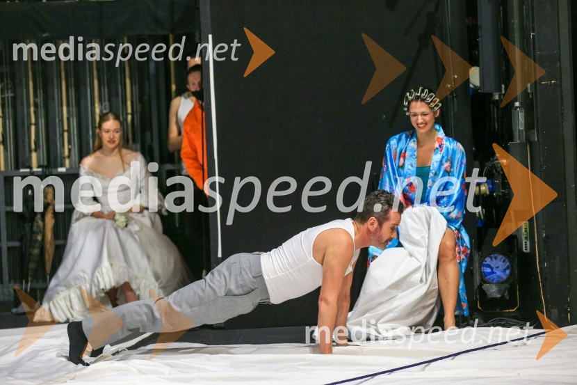  Julija Klavžar, igralka;  Vojko Belšak, igralec;  Eva Kraš, igralkaNa pripravah za spletno premiero Romea in Julije