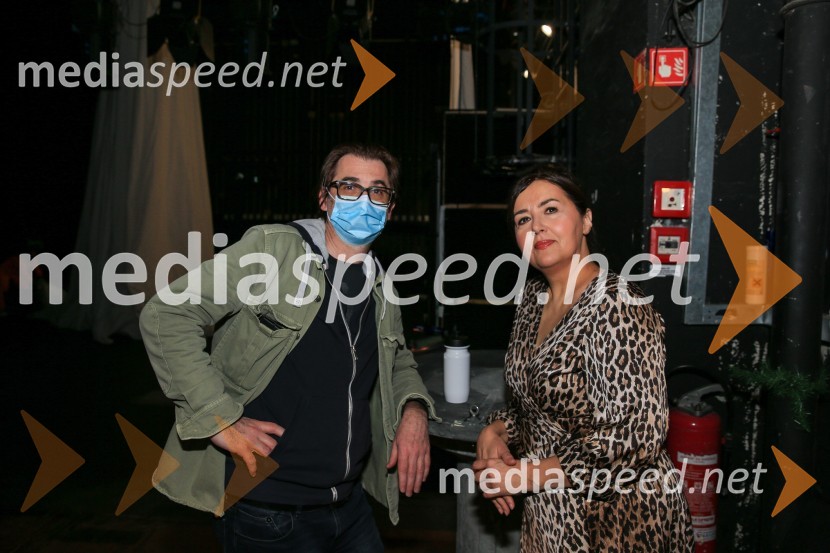  Aleksandar  Popovski, režiser, umetniški direktor Drame SNG Maribor;  Ksenija Mišič, igralkaNa pripravah za spletno premiero Romea in Julije