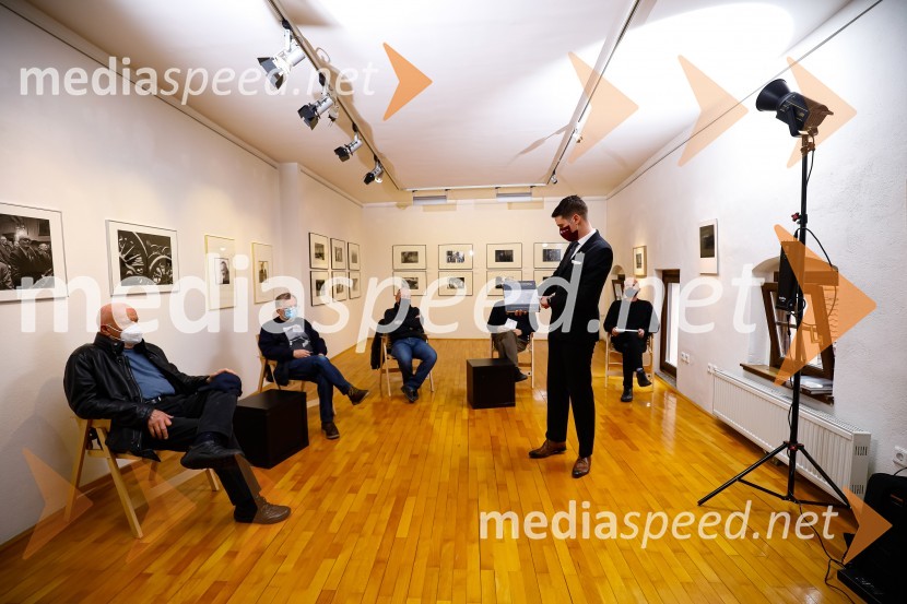  Joco Žnidaršič, fotograf;  Tone Stojko, fotograf;  Milan Pajk, fotograf;  Janez Černe, podžupan Mestne občine Kranj;  Marko Arnež, vodja Galerije Prešernovih nagrajencevPrešernov dan v Kranju