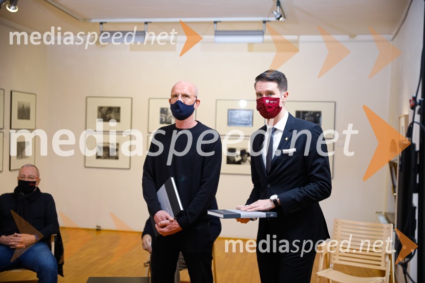  Marko Arnež, vodja Galerije Prešernovih nagrajencev;  Janez Černe, podžupan Mestne občine KranjPrešernov dan v Kranju