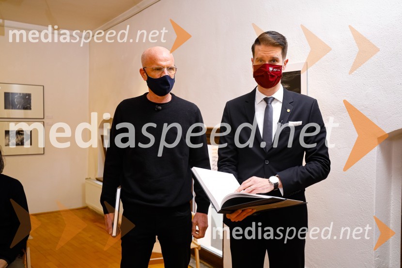  Marko Arnež, vodja Galerije Prešernovih nagrajencev;  Janez Černe, podžupan Mestne občine KranjPrešernov dan v Kranju