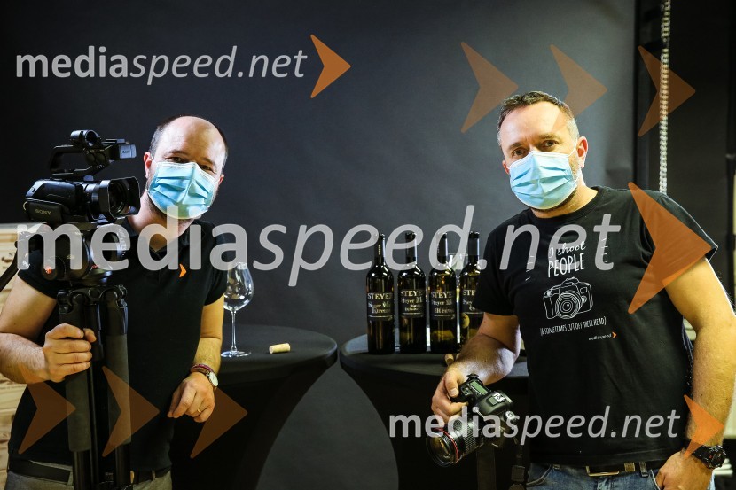  Matjaž Vertuš, fotograf, snemalec, mediaspeed.net;  Borut  Cvetko, kreativni direktor, MediaspeedSteyer, online degustacija novih vin