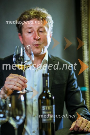  Danilo Steyer,   vinar, Steyer Vina; vinski vitez, predsednik Vinske reprezentance SlovenijeSteyer, online degustacija novih vin