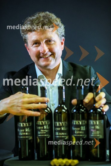  Danilo Steyer,   vinar, Steyer Vina; vinski vitez, predsednik Vinske reprezentance SlovenijeSteyer, online degustacija novih vin
