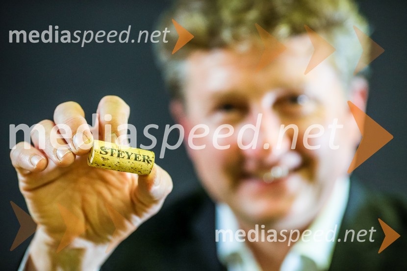  Danilo Steyer,   vinar, Steyer Vina; vinski vitez, predsednik Vinske reprezentance SlovenijeSteyer, online degustacija novih vin