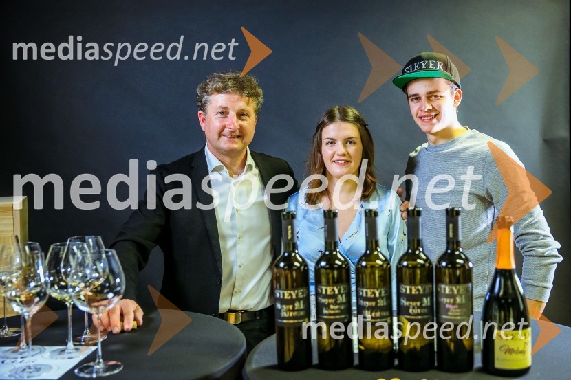  Danilo Steyer,   vinar, Steyer Vina; vinski vitez, predsednik Vinske reprezentance Slovenije;  Vaneja Steyer, Steyer Vina;  Mark Steyer, Steyer VinaSteyer, online degustacija novih vin
