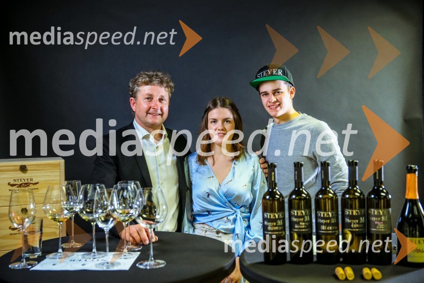  Danilo Steyer,   vinar, Steyer Vina; vinski vitez, predsednik Vinske reprezentance Slovenije;  Vaneja Steyer, Steyer Vina;  Mark Steyer, Steyer VinaSteyer, online degustacija novih vin