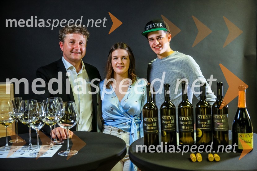  Danilo Steyer,   vinar, Steyer Vina; vinski vitez, predsednik Vinske reprezentance Slovenije;  Vaneja Steyer, Steyer Vina;  Mark Steyer, Steyer VinaSteyer, online degustacija novih vin