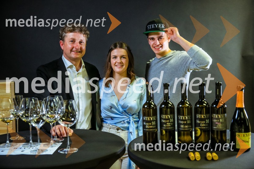  Danilo Steyer,   vinar, Steyer Vina; vinski vitez, predsednik Vinske reprezentance Slovenije;  Vaneja Steyer, Steyer Vina;  Mark Steyer, Steyer VinaSteyer, online degustacija novih vin