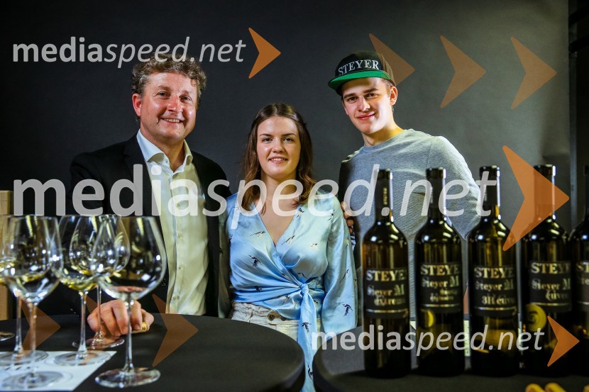  Danilo Steyer,   vinar, Steyer Vina; vinski vitez, predsednik Vinske reprezentance Slovenije;  Vaneja Steyer, Steyer Vina;  Mark Steyer, Steyer VinaSteyer, online degustacija novih vin