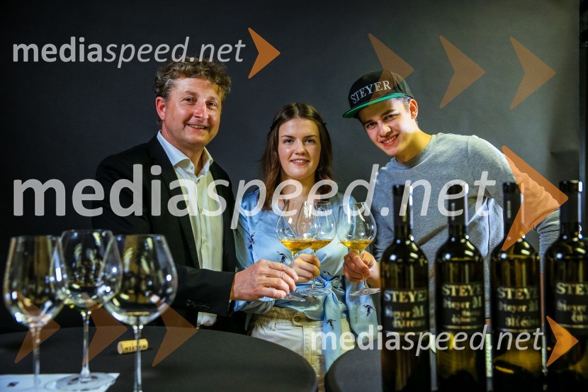  Danilo Steyer,   vinar, Steyer Vina; vinski vitez, predsednik Vinske reprezentance Slovenije;  Vaneja Steyer, Steyer Vina;  Mark Steyer, Steyer VinaSteyer, online degustacija novih vin