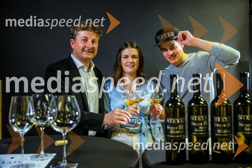  Danilo Steyer,   vinar, Steyer Vina; vinski vitez, predsednik Vinske reprezentance Slovenije;  Vaneja Steyer, Steyer Vina;  Mark Steyer, Steyer VinaSteyer, online degustacija novih vin