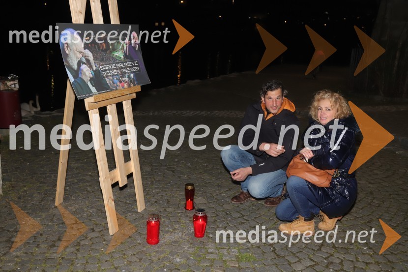  Stojan Skalicky, arhitekt ;  Urška Jodl Skalicky,  predstavnica za stike z javnostjo Univerzitetnega kliničnega centra (UKC) MariborMaribor prižgal svečke Balaševiću v spomin