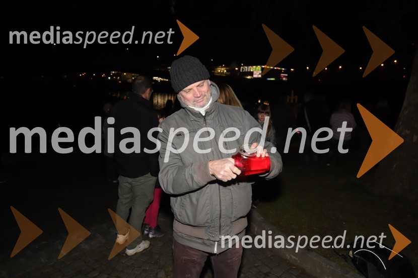  Renato Volker ReneMaribor prižgal svečke Balaševiću v spomin