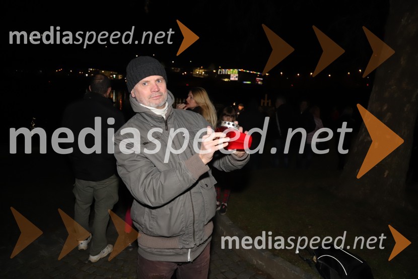  Renato Volker ReneMaribor prižgal svečke Balaševiću v spomin