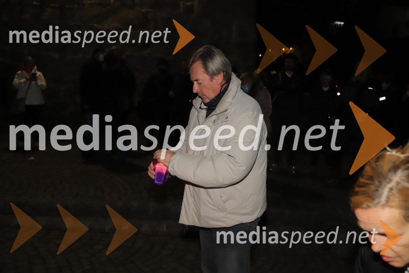  Vladimir  Rukavina Gogo, direktor Narodnega doma Maribor ter direktor Festivala Lent Maribor prižgal svečke Balaševiću v spomin