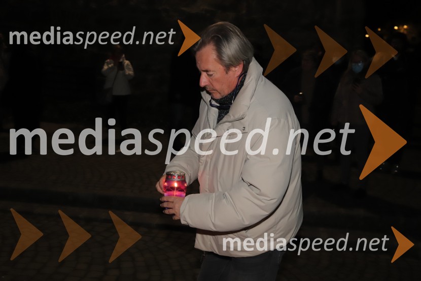  Vladimir  Rukavina Gogo, direktor Narodnega doma Maribor ter direktor Festivala Lent Maribor prižgal svečke Balaševiću v spomin