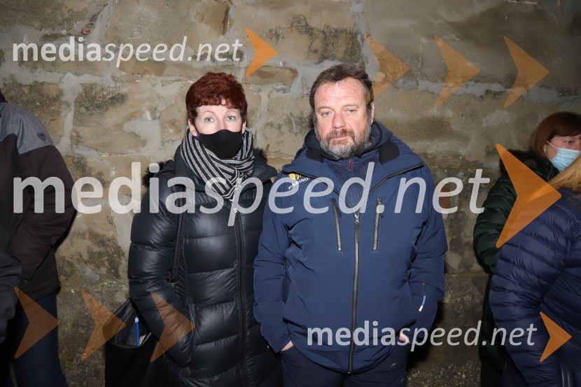  Blanka Borko;  Andrej Borko, pomočnik direktorja Narodnega doma MariborMaribor prižgal svečke Balaševiću v spomin