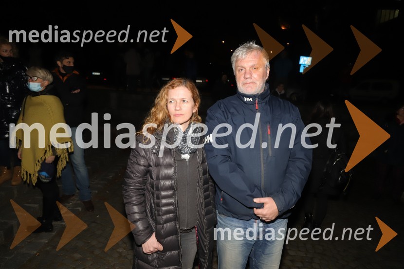  Damjana Meško Kuster;  Milan Kuster, predsednik uprave Skupine LunosMaribor prižgal svečke Balaševiću v spomin