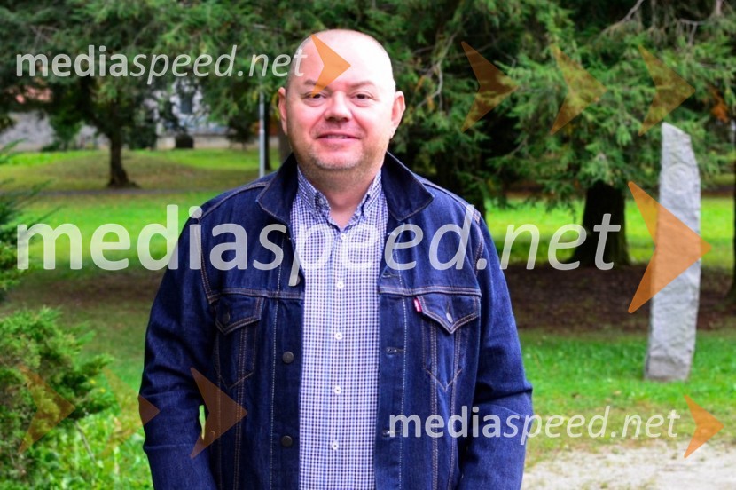  Dominik ZverOb svetovnem dnevu hemofilije Slovenijo prepletli rdeči klobčiči