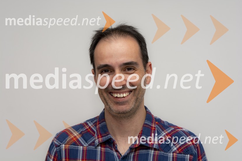  Mitja Kavčič, HoffmanbandOb svetovnem dnevu hemofilije Slovenijo prepletli rdeči klobčiči