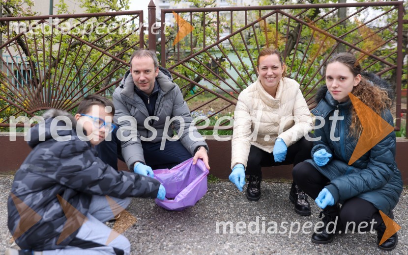  Miha Kežmah; dr. Boštjan Kežmah, sodni izvedenec, cenilec, višji predavatelj, Fakulteta za računalništvo, elektrotehniko in informatiko; dr. Urška Kežmah, Odvetniška pisarna Kežmah;  Špela KežmahMoji odpadki, moja skrb, čistilna akcija na desnem bregu Drave v Mariboru