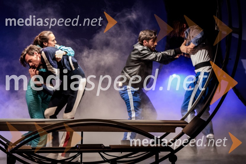  Primož Bezjak, igralec;  Katarina Stegnar, igralka;  Vito Weis, igralecRokova modrina, predstava Slovenskega Mladinskega gledališča