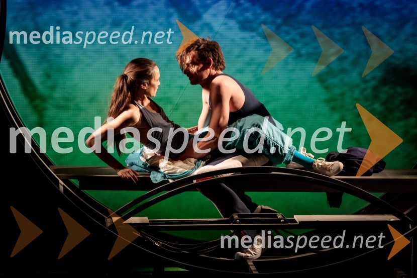  Katarina Stegnar, igralka;  Primož Bezjak, igralecRokova modrina, predstava Slovenskega Mladinskega gledališča