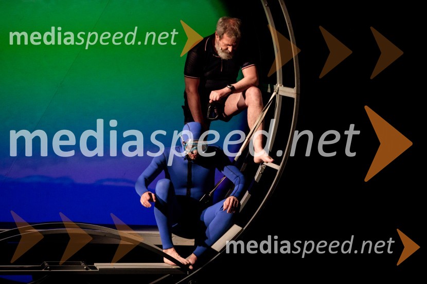  ... ;  Željko Hrs, igralecRokova modrina, predstava Slovenskega Mladinskega gledališča