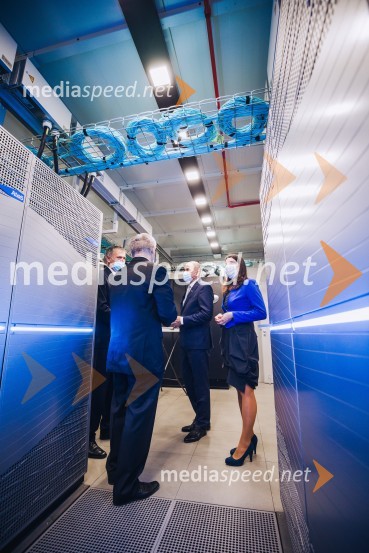 dr. Aleš Bošnjak, IZUM, direktor, Fakulteta za elektrotehniko, računalništvo in informatiko;  Janez Janša, predsednik vlade RS; dr. Simona Kustec, ministrica za izobraževanje, znanost in športVega, slovenski super računalnik na IZUM-u v Mariboru