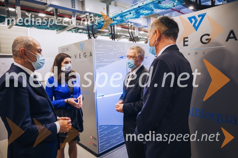  Janez Janša, predsednik vlade RS; dr. Simona Kustec, ministrica za izobraževanje, znanost in šport;  ... ; dr. Aleš Bošnjak, IZUM, direktor, Fakulteta za elektrotehniko, računalništvo in informatikoVega, slovenski super računalnik na IZUM-u v Mariboru