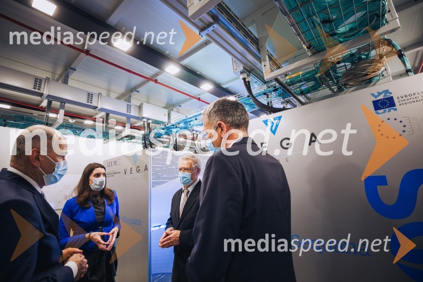  Janez Janša, predsednik vlade RS; dr. Simona Kustec, ministrica za izobraževanje, znanost in šport;  ... ; dr. Aleš Bošnjak, IZUM, direktor, Fakulteta za elektrotehniko, računalništvo in informatikoVega, slovenski super računalnik na IZUM-u v Mariboru